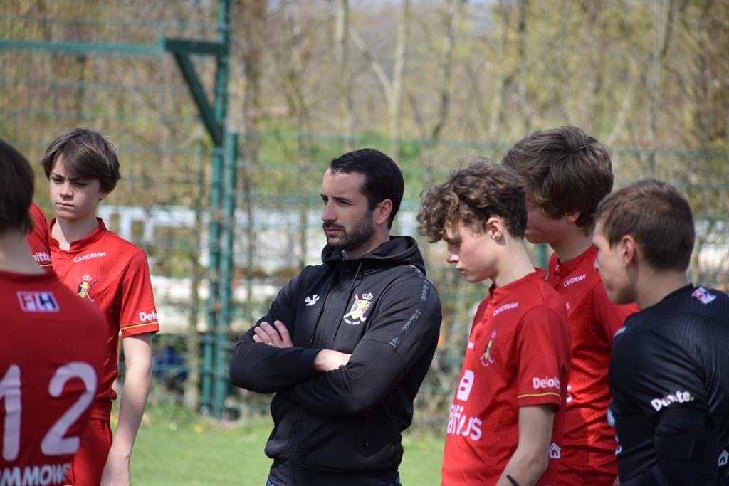 Alexandre Del Barrio avec de jeunes joueurs de hockey